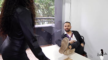 Maestra tiene que ponerle caracter al estudiante maleducado lo invita a quedarse y cuando todos se van se lo folla para pasarle la materia Maestra tiene que ponerle caracter al estudiante maleducado lo invita a quedarse y cuando todos se van se lo folla para pasarle la materia