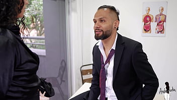 Maestra tiene que ponerle caracter al estudiante maleducado lo invita a quedarse y cuando todos se van se lo folla para pasarle la materia