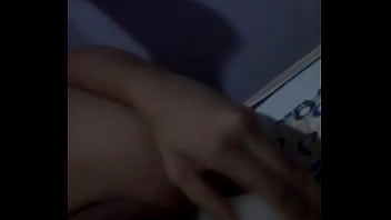 Puta enfiando vela na buceta