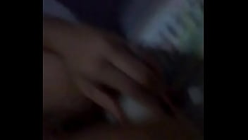 Puta enfiando vela na buceta