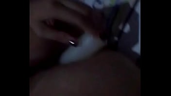 Puta enfiando vela na buceta