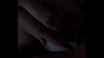 Puta enfiando vela na buceta