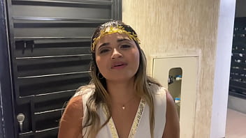 Hallowen día de brujas chica disfrazada de artemisa diosa del amor obtiene la polla de un desconocido a cambio de unos dulces