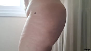 Madrasta de camisa transparente se masturbando