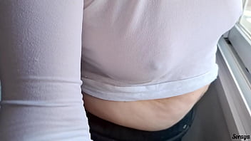 Madrasta de camisa transparente se masturbando