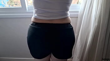 Madrasta de camisa transparente se masturbando