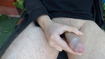 Escondido De Mi Familia Una Caminata Por El Hogar Semidesnudo Mostrando Mis Genitales En El Antejardin Mientras Me Doy Placer thumbnail