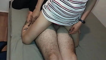 Chica cachonda cabalga sobre mi verga para vengarse de su marido
