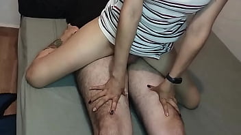 Chica cachonda cabalga sobre mi verga para vengarse de su marido