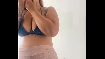 Dei muito a buceta a noite e acordei desse jeito