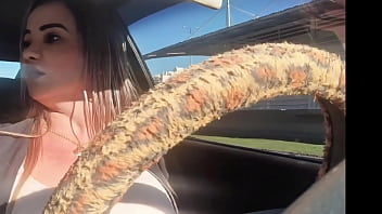 Fui sorteado pedi um app veio a motorista milf gostosa pelas ruas do rj ganhei um chupdriver na pica