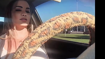 Fui sorteado pedi um app veio a motorista milf gostosa pelas ruas do rj ganhei um chupdriver na pica