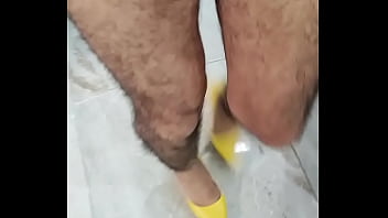 Deliciosa Travesti Desnuda En Pantimedias Negras Y Zapatillas Amarillas thumbnail