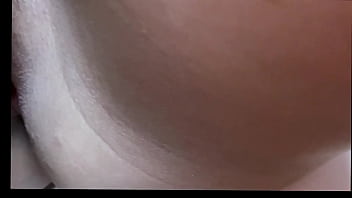 Le chupo sus pequeñas tetas hasta que se exite