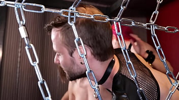 Voici notre orgie bdsm avec des chaînes des strapons des gods de l'anal du