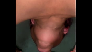 De cabeça para baixo soquei tudo na garganta dessa novinha gulosa