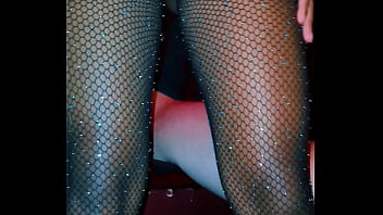 Coloquei a esposa do corno para sentar de perna aberta enquanto ele grava tudo