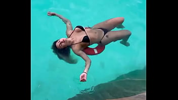 Você prefere mar ou piscina eu amo os dois ️