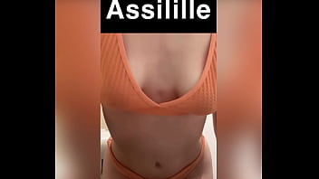 Et La Seule En Orange thumbnail