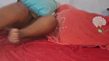 Se masturbando enquanto o marido descansa