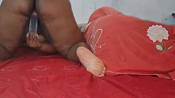 Se masturbando enquanto o marido descansa