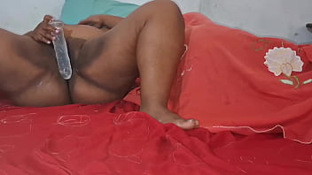 Se masturbando enquanto o marido descansa