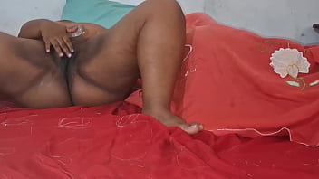 Se masturbando enquanto o marido descansa