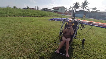 Priscila putaria aérea pelada e se masturbando no paramotor