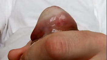 Branle ejac c2c en gros plan