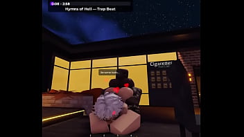 Detonando de pelo blanco y muslos gigantes