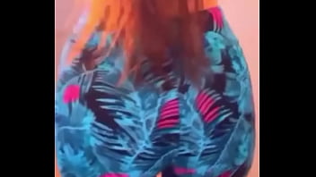 Morra baila mostrando su cuerpo