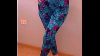 Morra baila mostrando su cuerpo