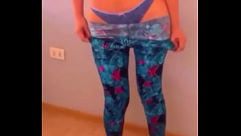 Morra baila mostrando su cuerpo