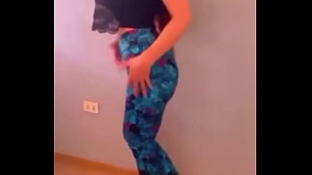Morra baila mostrando su cuerpo