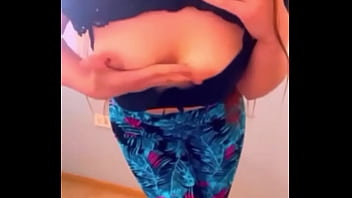 Morra baila mostrando su cuerpo