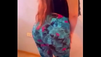 Morra baila mostrando su cuerpo