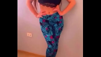 Morra baila mostrando su cuerpo