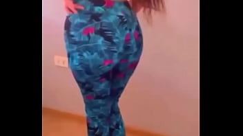 Morra baila mostrando su cuerpo