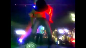 Gostosa no palco do gran hall