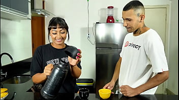 Vizinha deu café e uma mamada para agradecer o vizinho pela ajuda vizinha gostosa mamando o vizinho na cozinha e tendo a buceta chupada para agradecer o vizinho