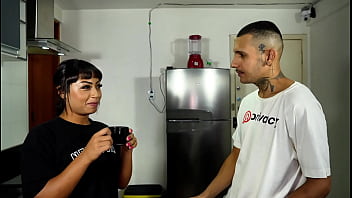 Vizinha deu café e uma mamada para agradecer o vizinho pela ajuda vizinha gostosa mamando o vizinho na cozinha e tendo a buceta chupada para agradecer o vizinho