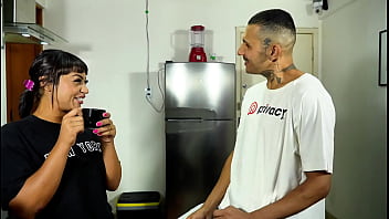 Vizinha deu café e uma mamada para agradecer o vizinho pela ajuda vizinha gostosa mamando o vizinho na cozinha e tendo a buceta chupada para agradecer o vizinho