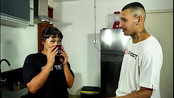 Vizinha deu café e uma mamada para agradecer o vizinho pela ajuda vizinha gostosa mamando o vizinho na cozinha e tendo a buceta chupada para agradecer o vizinho