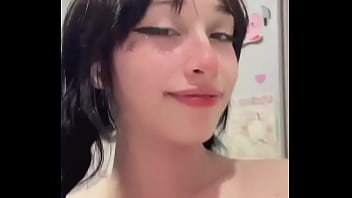 Aprontando sozinha no quarto