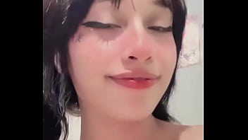 Aprontando sozinha no quarto