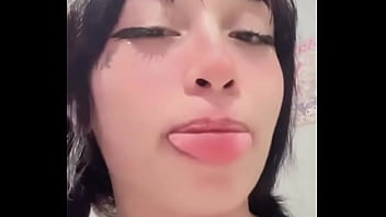 Aprontando sozinha no quarto