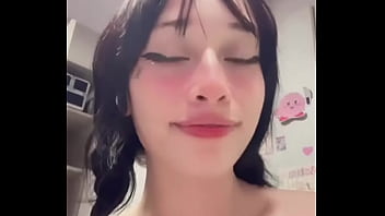 Aprontando sozinha no quarto