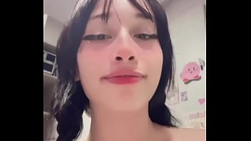 Aprontando sozinha no quarto