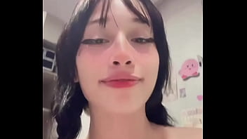 Aprontando sozinha no quarto