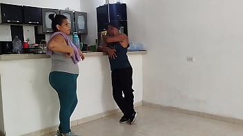 Invito a la chica sexy de culo grande del gimnasio a mi casa y termino cogiéndola muy rico
